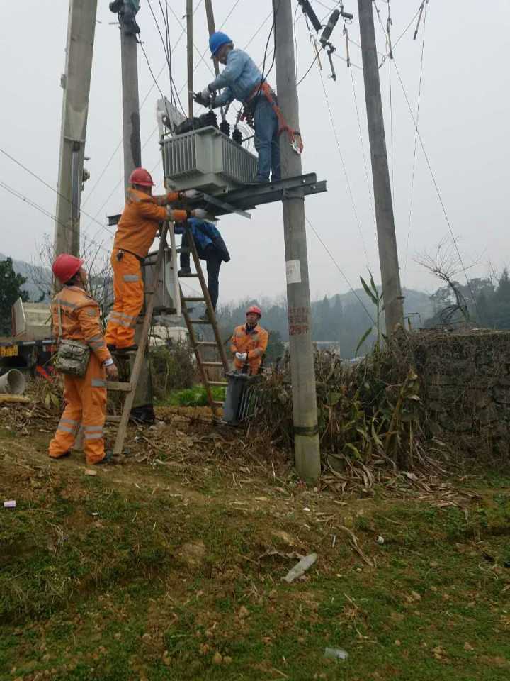 守護燈火，電力人在行動——松桃供電局一線員工春節(jié)保電側記