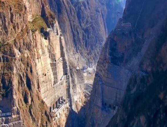 為建烏東德水電站，在峽谷底部挖90米深洞穴，用來干嘛的？