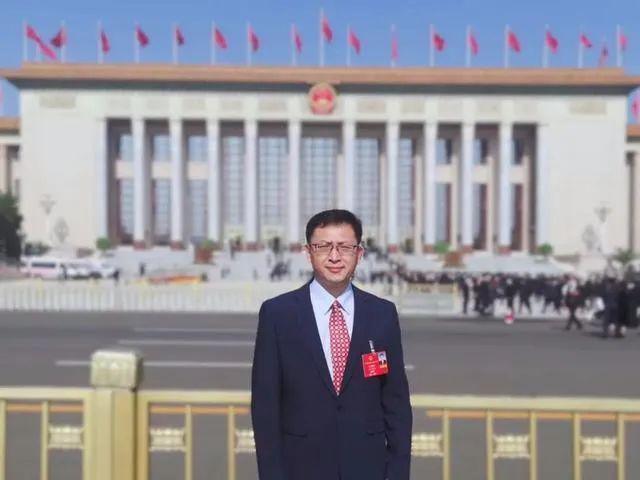 加快推動新能源行業(yè) 與人工智能融合創(chuàng)新——訪全國人大代表、樂山太陽能研究院院長姜希猛