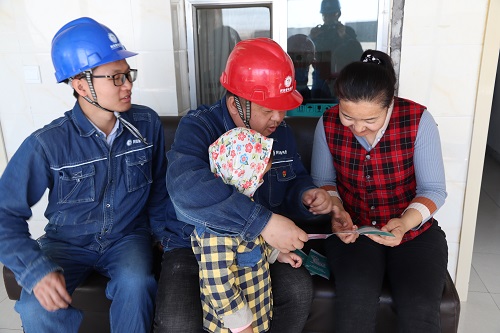 阿拉善電業(yè)局電力宣傳進(jìn)家門，客戶服務(wù)零距離