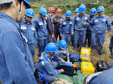 鳳慶供電局開展接地電阻儀、直流試送儀的培訓