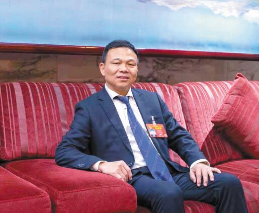強(qiáng)電網(wǎng)優(yōu)服務(wù) 推動(dòng)城鄉(xiāng)一體化發(fā)展——訪全國人大代表、奧克斯集團(tuán)有限公司董事長鄭堅(jiān)江