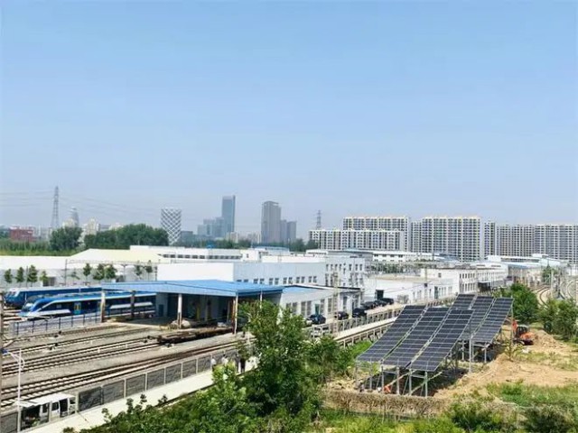 全國(guó)首個(gè)！英利集團(tuán)“光伏+鐵路”示范項(xiàng)目順利并網(wǎng)