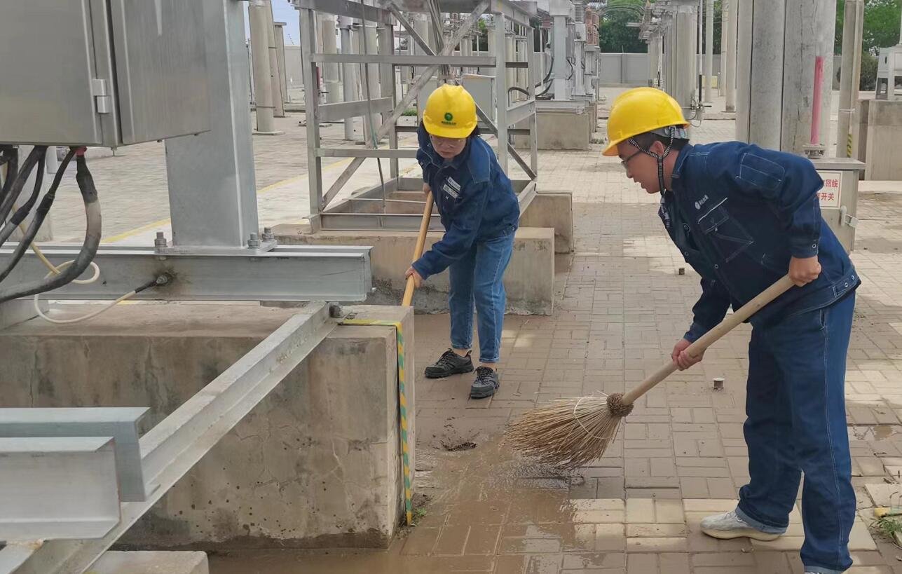 戈壁有雨，阿電人全力出擊保供電
