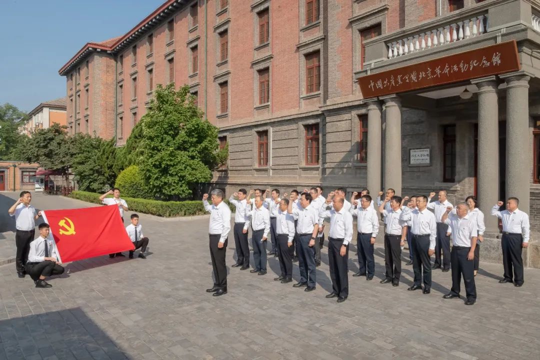 國家能源集團(tuán)黨組成員集體參觀學(xué)習(xí) “光輝偉業(yè)、紅色序章”主題展覽