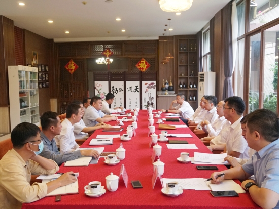 中國電建黨委常委、副總經(jīng)理徐鵬程與海南萬寧市委書記蓋文啟、市長王三防座談