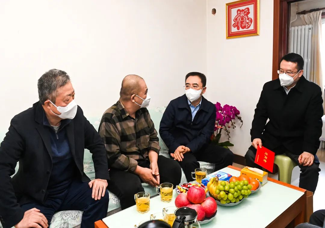 鄒磊、劉明勝走訪慰問退休老領(lǐng)導(dǎo)、勞模遺屬、困難黨員群眾