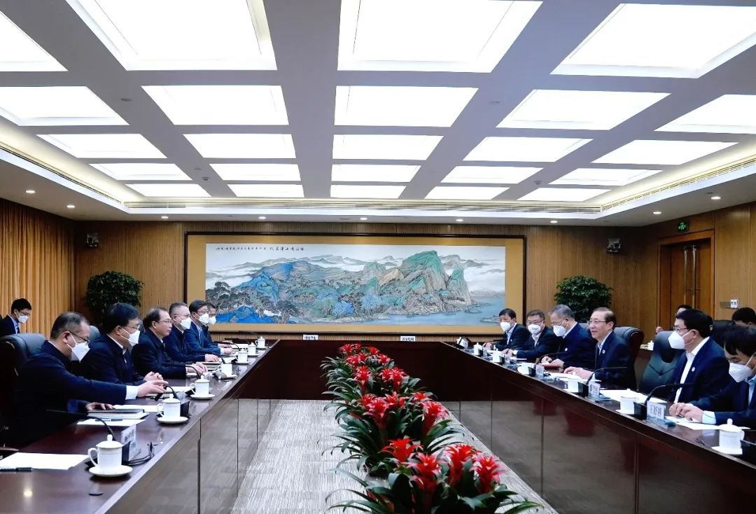 華電集團(tuán)董事長江毅、總經(jīng)理葉向東與國家電網(wǎng)董事長辛保安、總經(jīng)理張智剛舉行會談