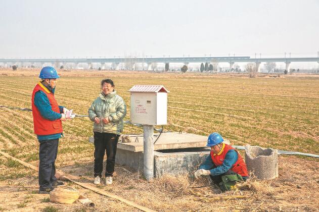 山東省梁山縣：黃河灘區(qū)上，井在地頭，電到井口