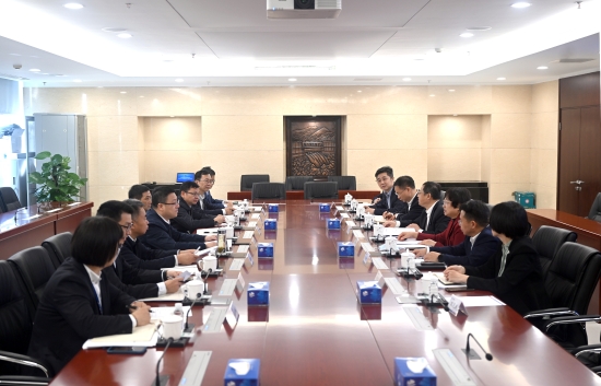 中國(guó)電建黨委常委、副總經(jīng)理王小軍與中國(guó)華電集團(tuán)黨組成員、副總經(jīng)理李旭紅會(huì)談