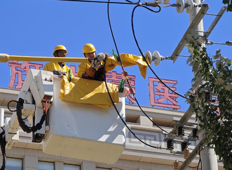 阿拉善供電公司迎夏峰帶電消缺，保醫(yī)電“汗”衛(wèi)民生