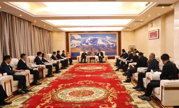 華電集團(tuán)黨組書記、董事長江毅與喀什地委副書記、行署專員艾尼瓦爾·吐爾遜舉行會(huì)談