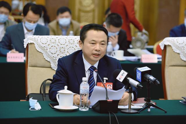 【兩會好聲音】全國人大代表、天能控股董事長張?zhí)烊危和苿印犊稍偕茉捶ā沸抻?，保障國家能源安? /></a></div>
				<div   id=