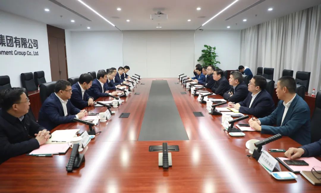中國電氣裝備黨委書記、董事長白忠泉會見上海市靜安區(qū)委書記于勇