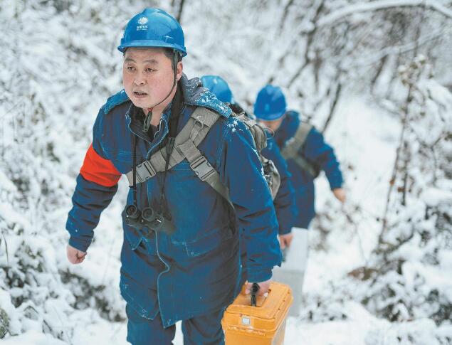 【國(guó)網(wǎng)楷?！恐芗t亮：巡行秦嶺深處 守護(hù)線路安全