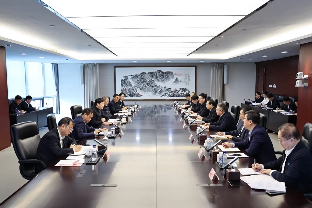 華電集團(tuán)董事長江毅、總經(jīng)理葉向東與國家電網(wǎng)董事長、黨組書記張智剛會談