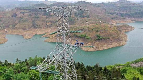 貴州興義供電局高空之上，用責(zé)任守護(hù)安全送去光明
