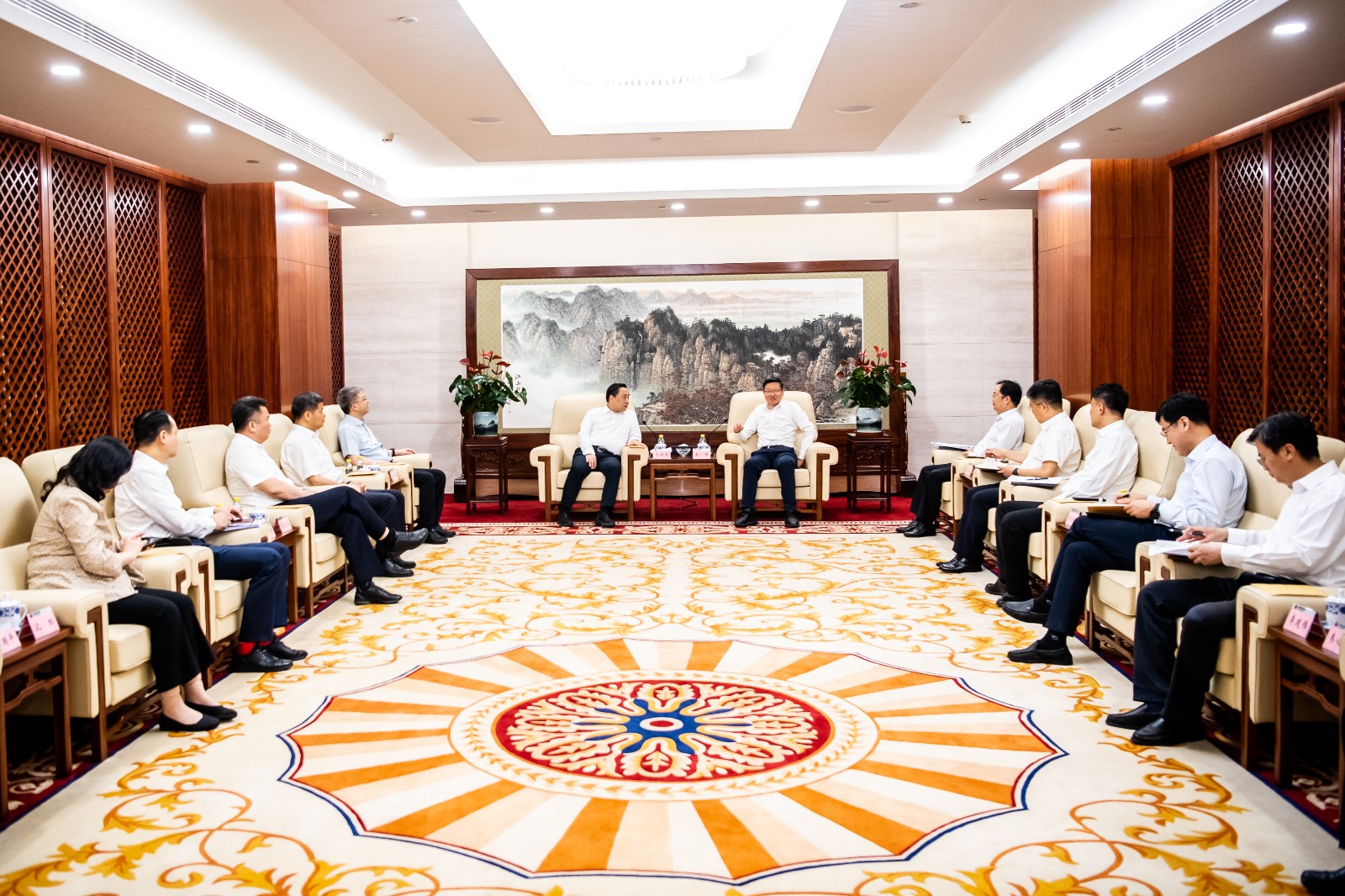 國(guó)家能源集團(tuán)公司總經(jīng)理、黨組副書(shū)記余兵會(huì)見(jiàn)鎮(zhèn)江市委書(shū)記馬明龍一行