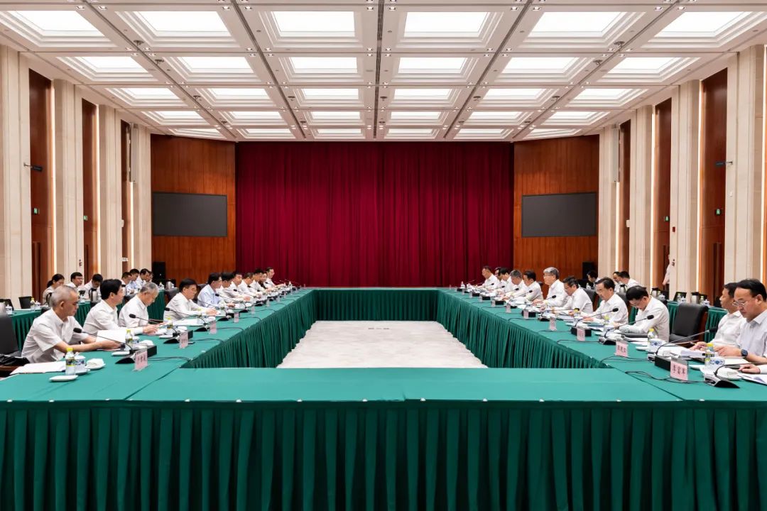 國家能源集團(tuán)黨組書記、董事長劉國躍與廣西壯族自治區(qū)人民政府主席藍(lán)天立舉行工作會談