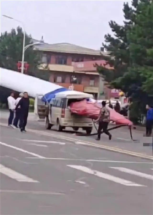 黑龍江一面包車(chē)被風(fēng)電機(jī)葉片刺穿，知情人：車(chē)上載有7人