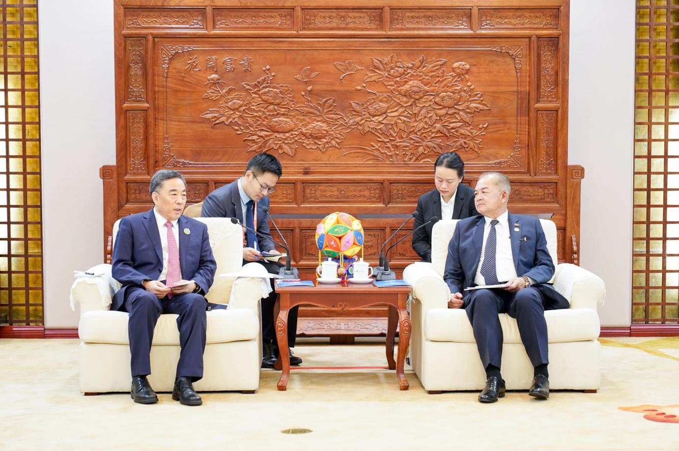 中國能建黨委書記、董事長宋海良與老撾副總理吉喬·凱坎匹吞會談