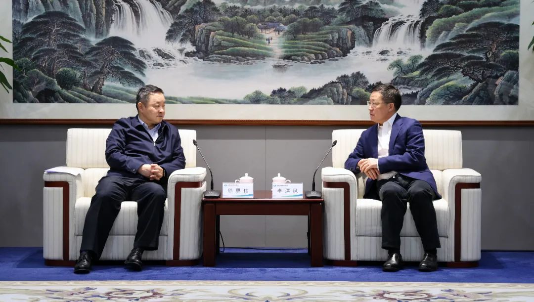 中國電氣裝備黨委書記、董事長李洪鳳會(huì)見中國國新黨委書記、董事長徐思偉