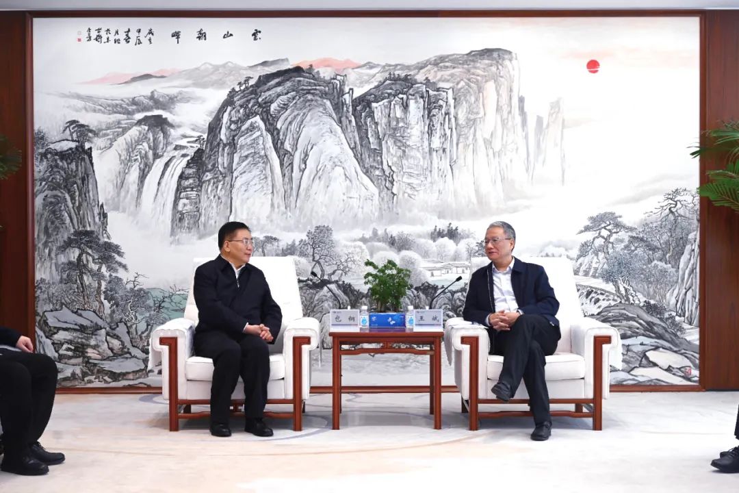 中國電建黨委副書記、總經(jīng)理王斌與內(nèi)蒙古自治區(qū)黨委常委、呼和浩特市委書記包鋼會談