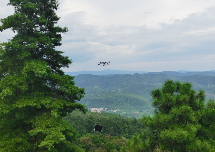 無人機“飛”越陡坡，山地光伏施工提速